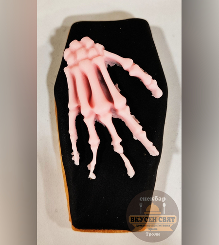 Бисквитка Хелуин 3D декорация Ковчег с ръка на скелет