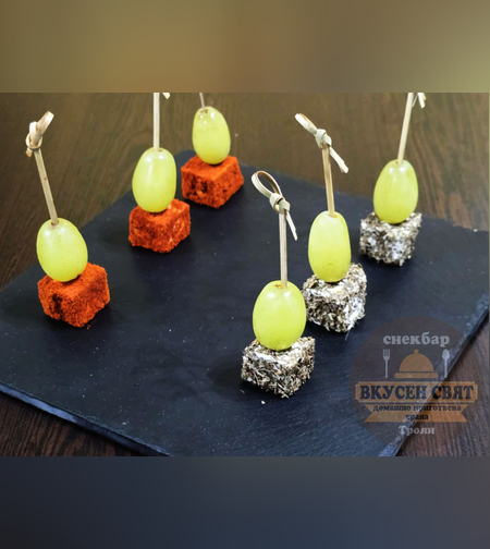 Хапка със сирене и грозде