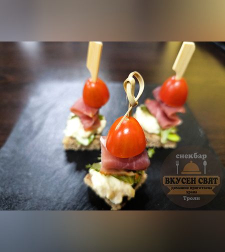 Хапка с черен хляб прошуто чери