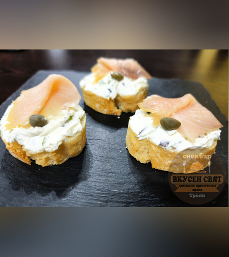 Канапе със сьомга и каперси