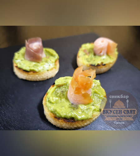 Тапас с гуакамоле и пушена сьомга