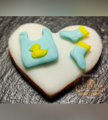 Декорирана бисквитка с лигавник и чорапки