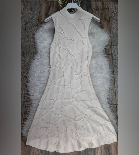 Рокля с релефни фигури