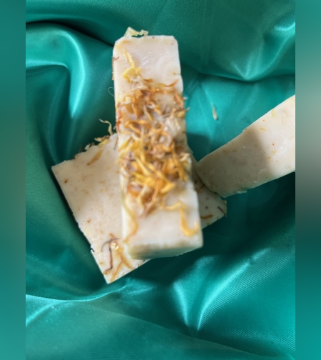 натурален сапун Слънце и Невен – ръчно направен сапун със сухо козе мляко и куркума