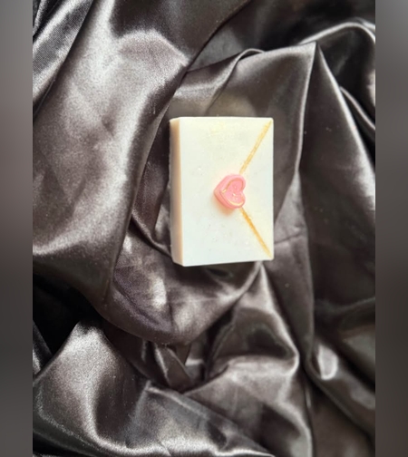 Ръчно изработен сапун във формата на плик със сърце, създаден специално за Свети Валентин.