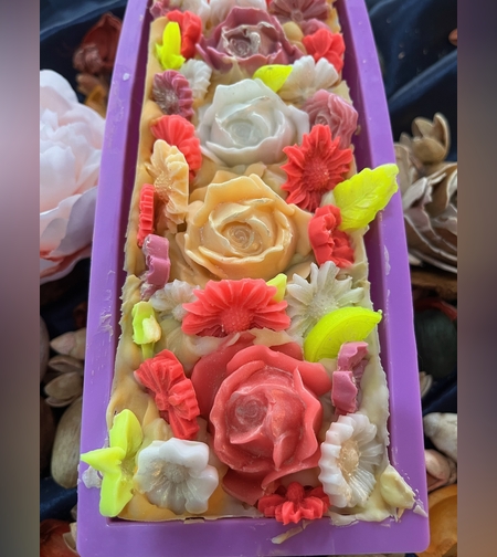 Градината Мажорел – арт сапун с флорална композиция