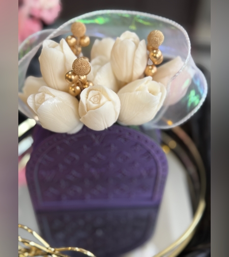 Луксозен букет от бели лалета