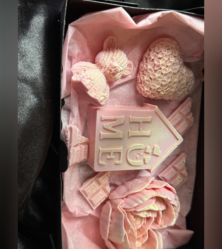 Сет за Свети Валентин от ръчно изработени сапуни, създаден с любов и внимание към всеки детайл.