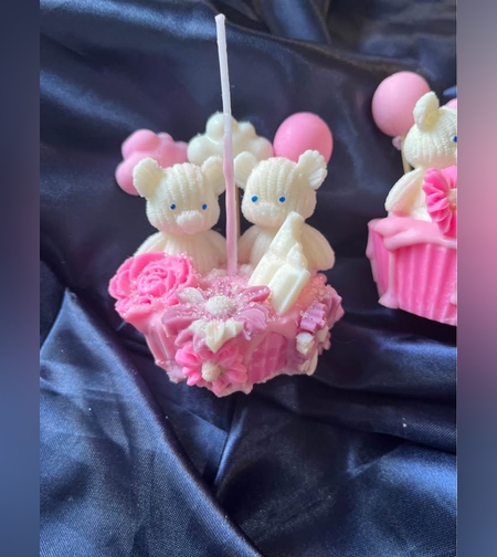 Свещ „Мечета с балони“ – в розова капкейк основа