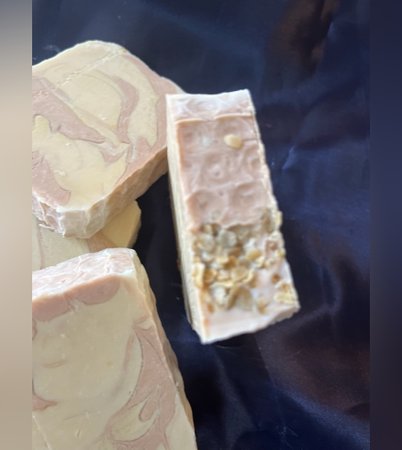 натурален сапун с розова глина, мед, овес и алое вера