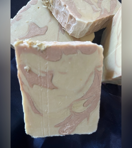 Натурален сапун с розова глина, мед, овес и алое вера Поглези кожата си с лукс от природата!