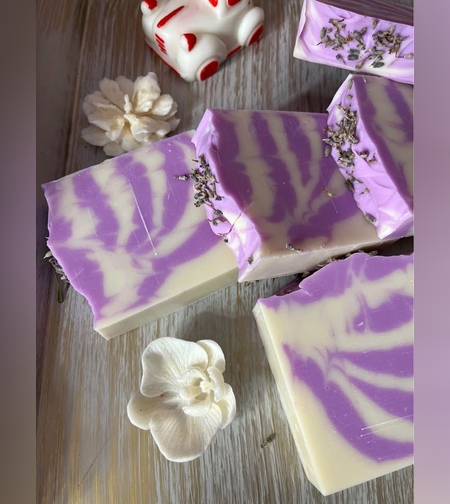 Ръчно изработен сапун с лавандула, кокос, козе мляко, карите, копринени нишки и какао