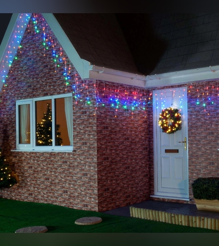 Instalatie Craciun, 5 m, 143 Led-uri ,Franjuri, Rosu / Verde/ Albastru, Flash, Transformator, Interconectabila, Prelungitor 3 m inclus, Fir Transparent, Flippy