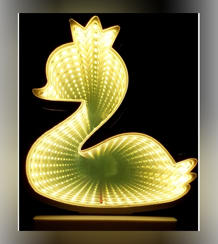 Decoratiune Luminoasa cu Baterii/USB Model Ratusca Alb Cald 17 cm