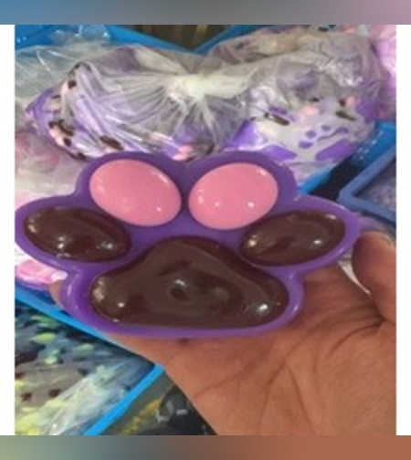 Jucarie Antistres Squishy, Flippy, cu Revenire Lenta, Labuta de Pisica Pufoasa, 8.5 x 7.5 cm, Ambalaj Transparent, Mov Maro