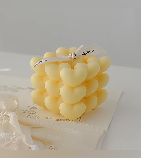 Lumanare Parfumata Decorativa, Flippy, Model Abstract Cub din Inimioare, Lumanare pentru Diferite Ocazii, 6 x 5.5 cm, Aroma de Musetel, Galben