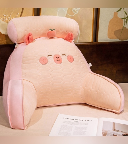 Perna Multifunctionala, Flippy, Spatar pentru Pat, Protectie Lombara, Marime Medie, 60 x 40 cm, din Latex, Model Capybara cu Mar in Cap, Roz