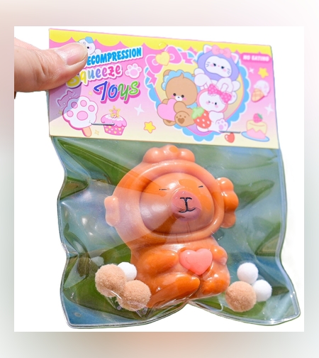 Jucarie Antistres Squishy, Flippy, cu Revenire Lenta, Model Capybara cu Inima, 7.5cmx6.5 cm, din TPR, Ambalaj Transparent, Maro