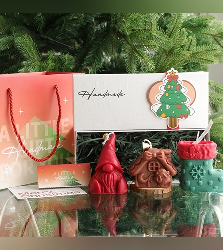 Lumanari Parfumate de Craciun, Flippy, GIFT BOX din 3 Lumanari din Ceara de Soia, Model B Pitic, Casuta, Ciorap, 22.5 x 9.5 x 9 cm, Multicolor