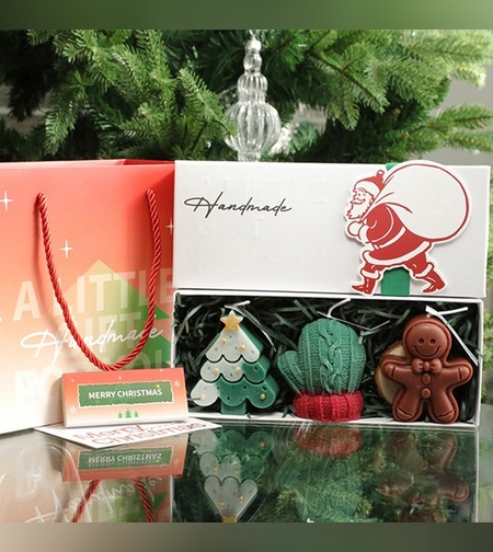 Lumanari Parfumate de Craciun, Flippy, GIFT BOX din 3 Lumanari din Ceara de Soia, Model A Brad, Manusa, Omulet, 22.5 x 9.5 x 5 cm, Multicolor