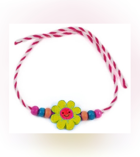 Martisor Bratara Multicolora pentru Copii Random, Snur Alb Rosu, Pandantive din Lemn, Colorate, Modele pentru Copii cu Specific Martisor