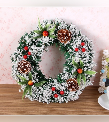 Coronita pentru Craciun Flippy, diametru 30 cm, din brad artificial, decorata cu conuri si merisoare, inzapezit. Verde/Alb