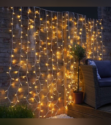 Instalatie Craciun, Tip Perdea, IP44, 9 m x 3 m, 720 LED-uri, Alb Cald, cu 8 jocuri de lumini, 31 V, 9W, Interconectabila, Prelungitor 3 m inclus, Fir transparent, Interior/ Exterior, Flippy