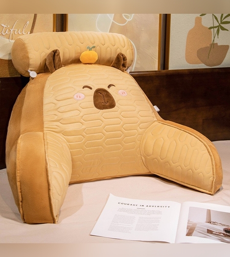 Perna Multifunctionala, Flippy, Spatar pentru Pat, Protectie Lombara, Marime Medie, 60 x 40 cm, din Latex, Model Capybara cu Portocala in Cap, Maro inchis