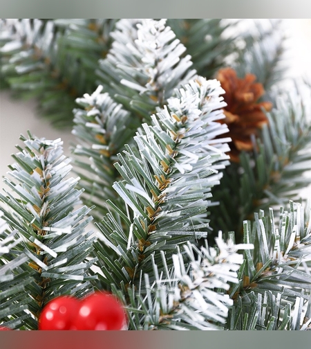 Coronita pentru Craciun Flippy, 50 cm, din brad artificial, decorata cu conuri si merisoare, Alb