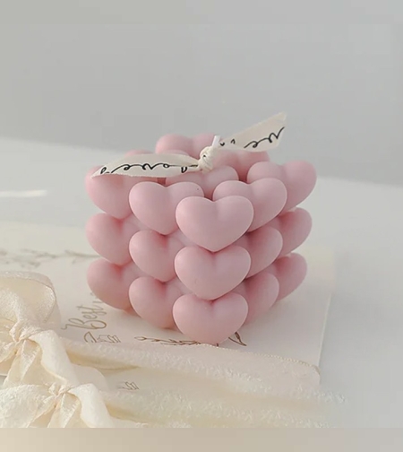 Lumanare Parfumata Decorativa, Flippy, Model Abstract Cub din Inimioare, Lumanare pentru Diferite Ocazii, 6 x 5.5 cm, Aroma de Oregano si Narcise, Roz