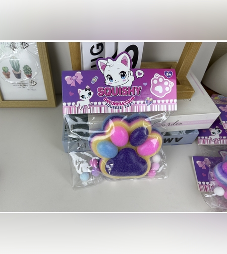 Jucarie Antistres Squishy, Flippy, cu Revenire Lenta, Model Labuta de Pisica Pufoasa, 12.5x10.5 cm, 220g, Squeeze Pinch Family, Ambalaj Transparent, Mov-Multicolor