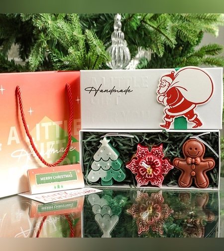 Lumanari Parfumate de Craciun, Flippy, GIFT BOX din 3 Lumanari din Ceara de Soia, Model C Brad, Floare, Om de Turta Dulce, 22.5 x 9.5 x 5 cm, Multicolor