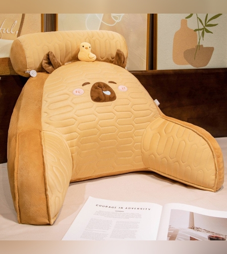 Perna Multifunctionala, Flippy, Spatar pentru Pat, Protectie Lombara, Marime Medie, 60 x 40 cm, din Latex, Model Capybara cu Ratusca in Cap, Maro deschis