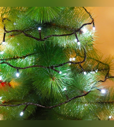 Instalatie de Craciun Flippy® Tip Liniara, Fir Negru, 9 m, 100 LED-uri Hexagonale, Interconectabila, Alb Rece