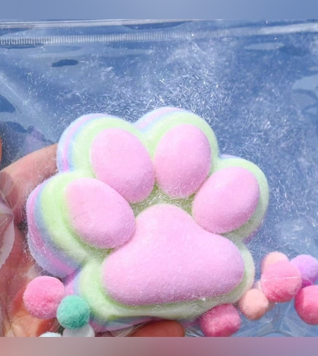 Jucarie Antistres Squishy, Flippy, cu Revenire Lenta, Model Labuta de Pisica Pufoasa, 12.5x10.5 cm, 220g, Squeeze Pinch Family, Ambalaj Transparent, Roz Curcubeu