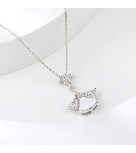 Сребърно колие абстракция със седеф | колекция Delicate Silver | Бижута Invoke.bg