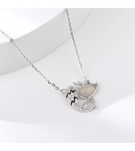 Сребърно колие Лисица с опал | колекция Delicate Silver | Бижута Invoke.bg