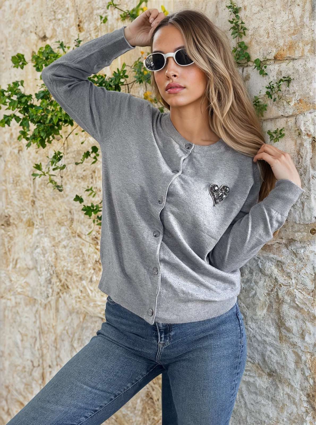 Дамска сива жилетка с апликация сърце