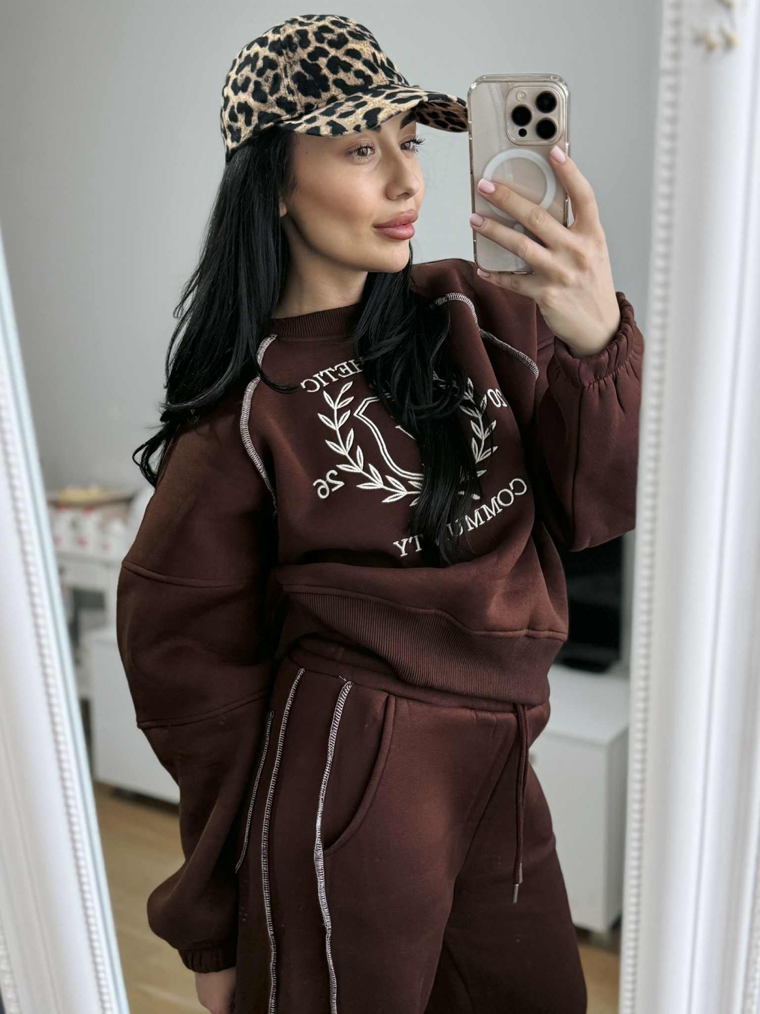 Дамски спортен комплект Aesthetic Community (суитшърт + панталон)-кафяв