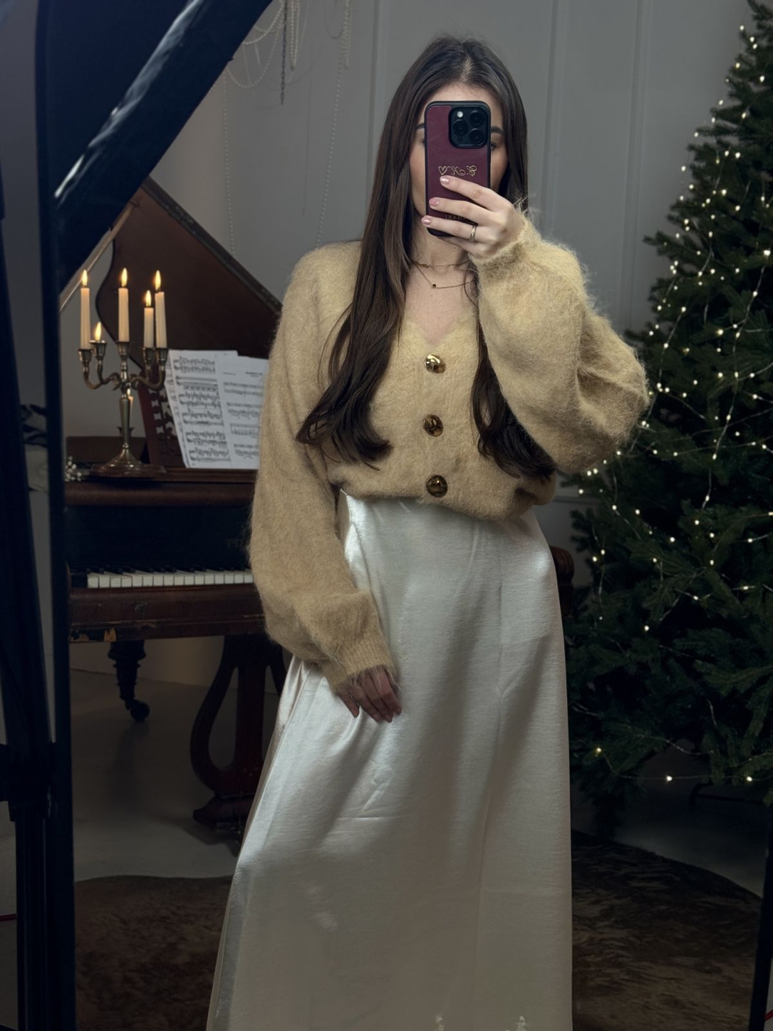 Сатенена бяла пола с дантелен завършек