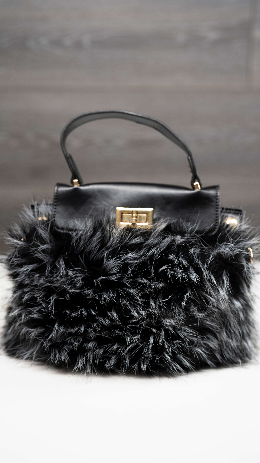 Дамска пухкава чанта ,,Fluffy Elegance''-черно