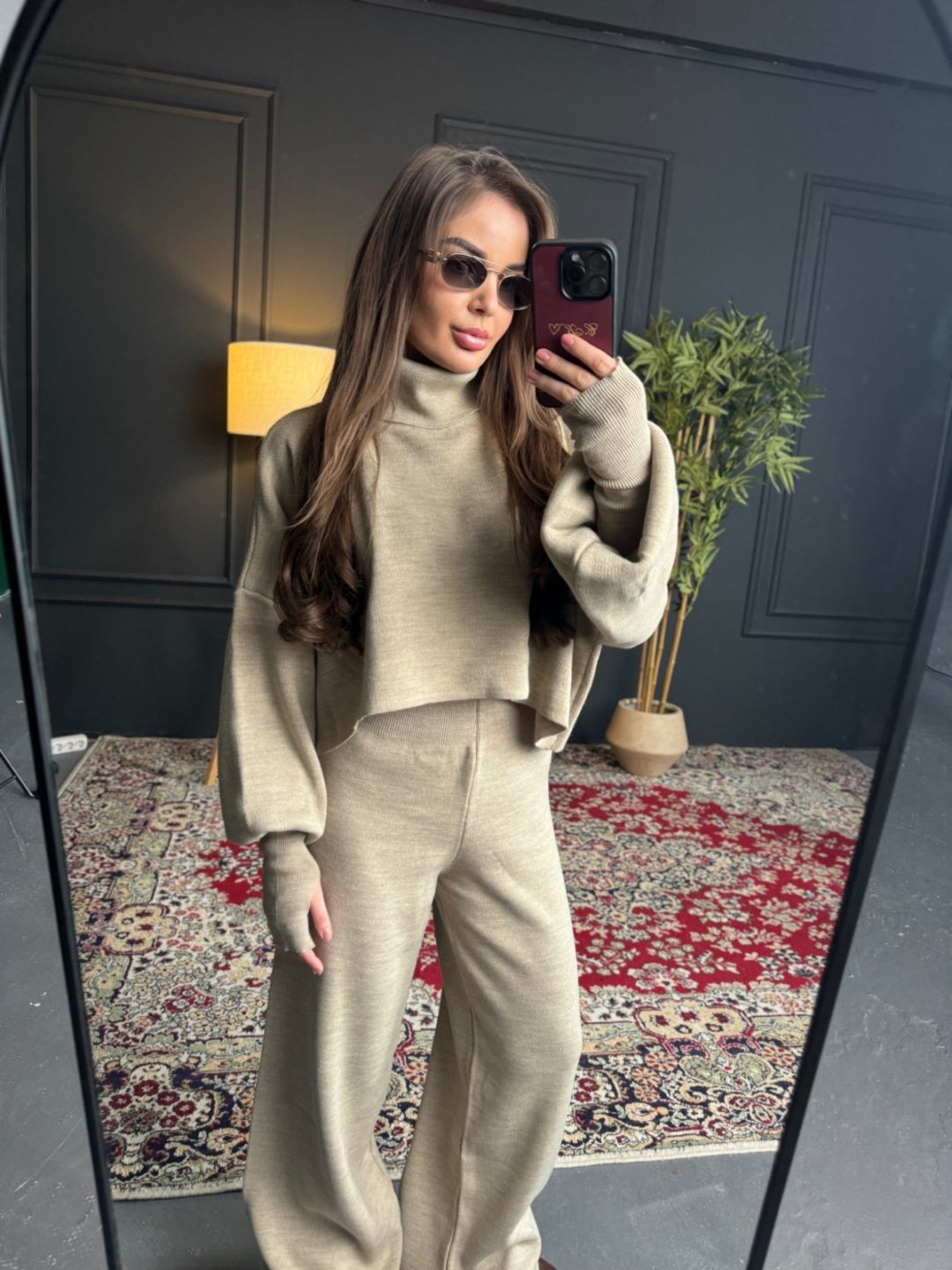 Комплект с кроп пуловер и панталон с права кройка-бежово