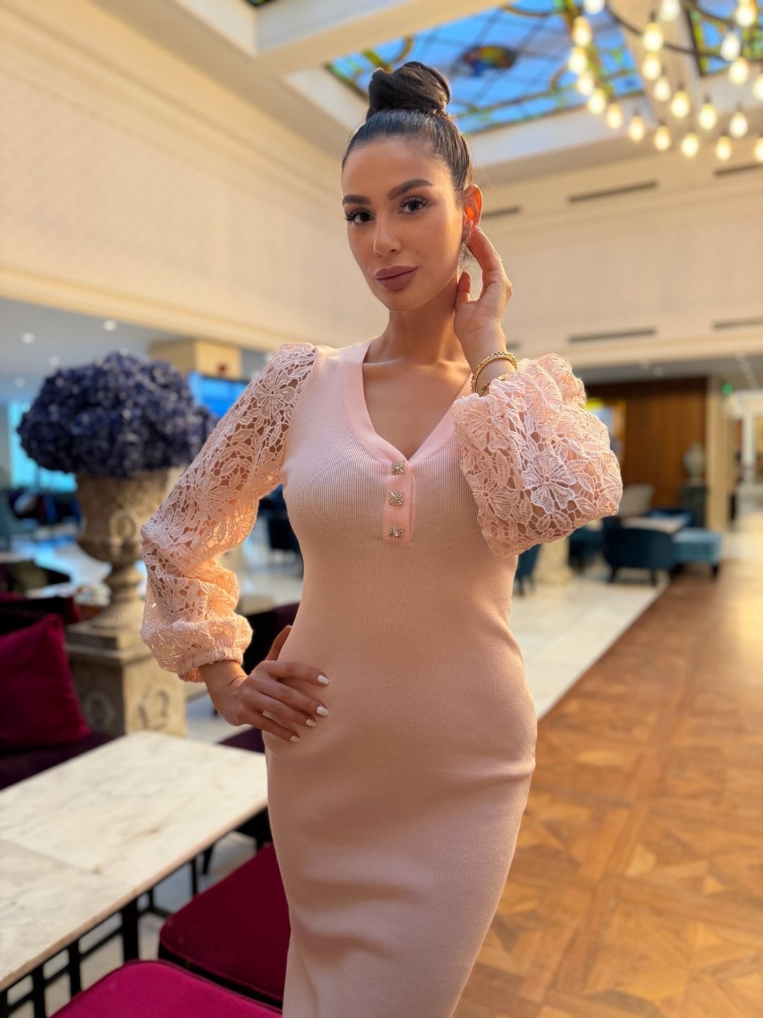 Елегантна розова дамска рокля с дантелени ръкави и V деколте