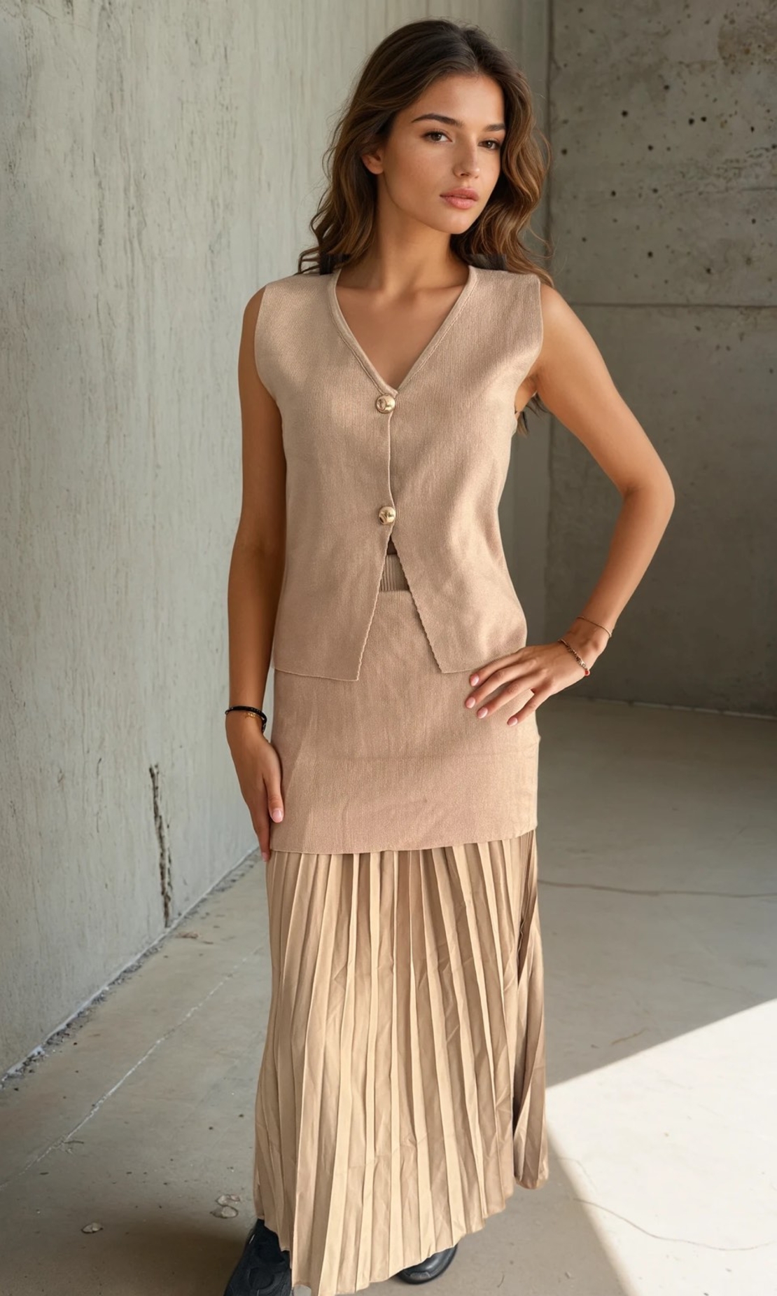 Дамски бежов  комплект с жилетка с къс ръкав  и плисирана пола