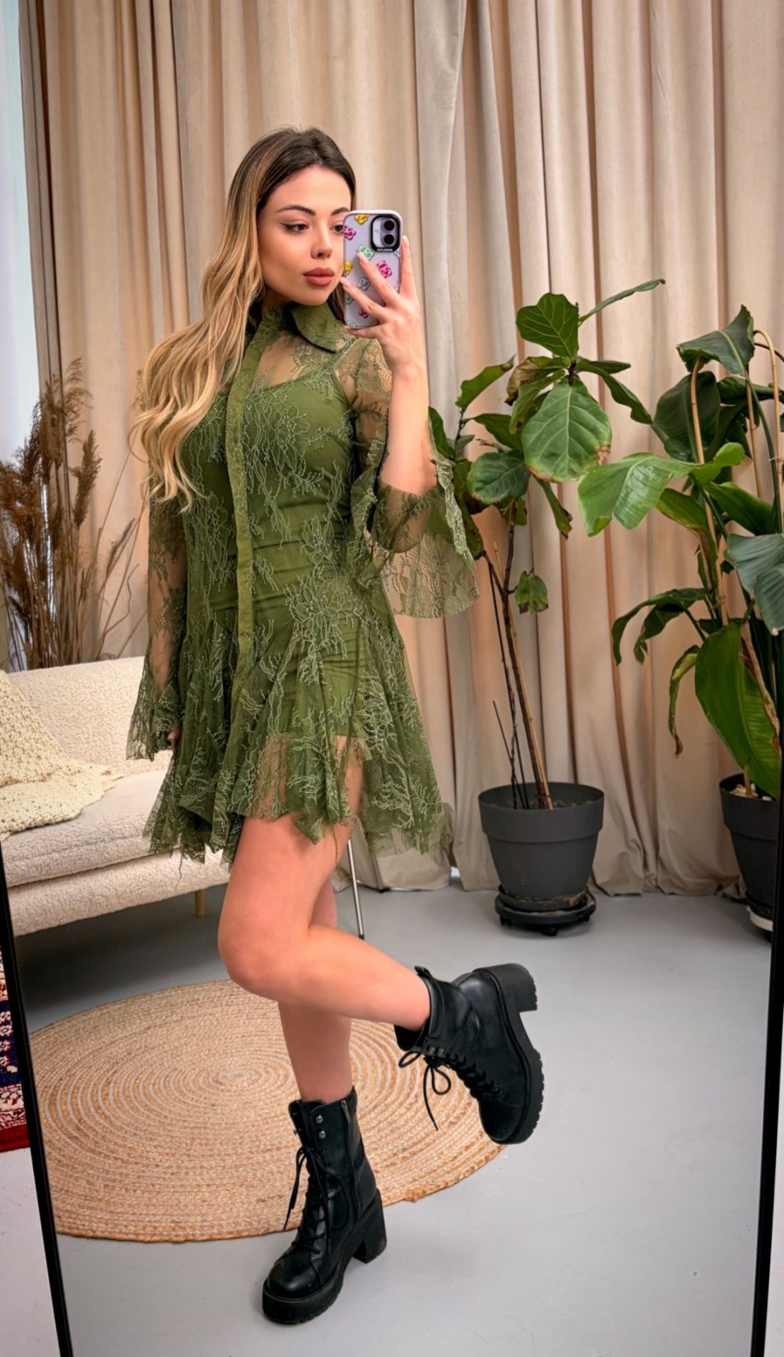 Дамска зелена дантелена рокля с риза ефект