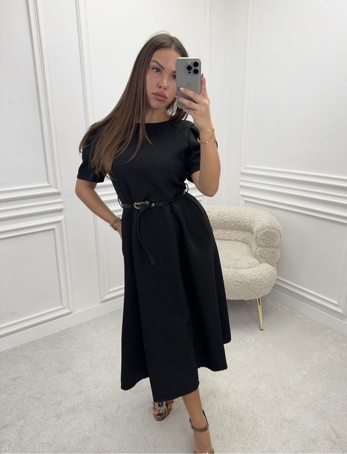 Елегантна черна рокля с колан