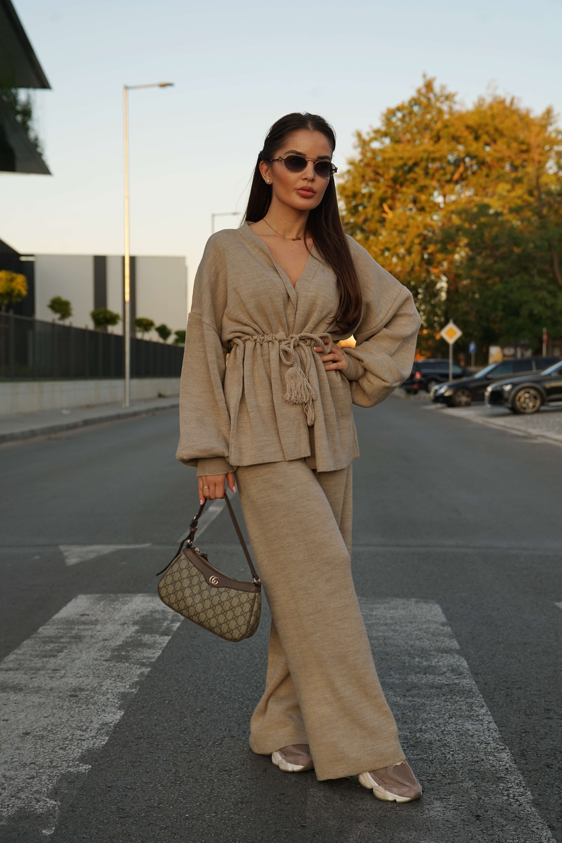 Дамски бежов комплект – жилетка и панталон