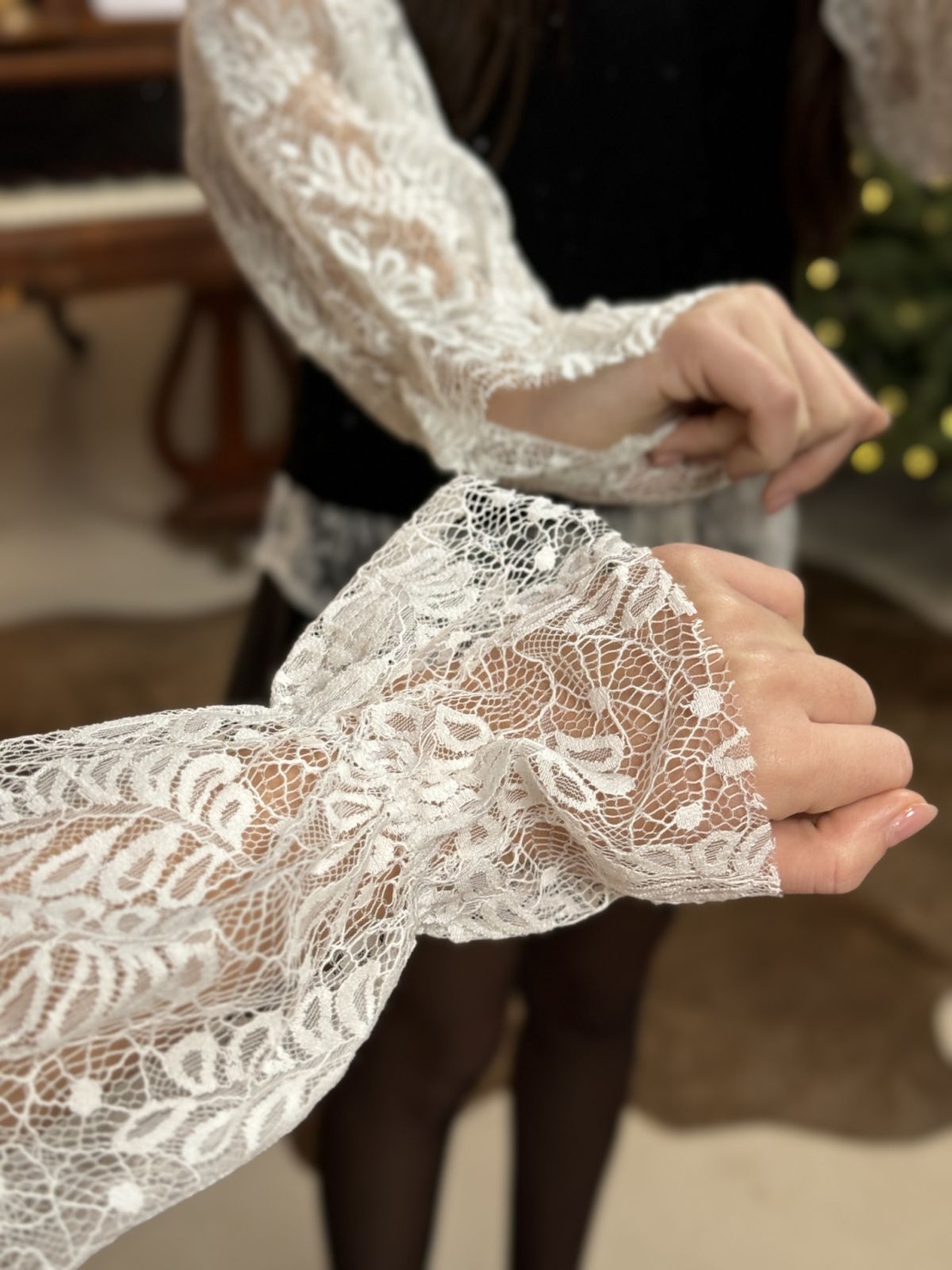 Комплект риза с дантела и елече-черно