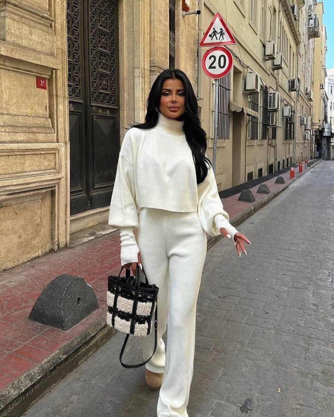 Комплект с кроп пуловер и панталон с права кройка-бяло