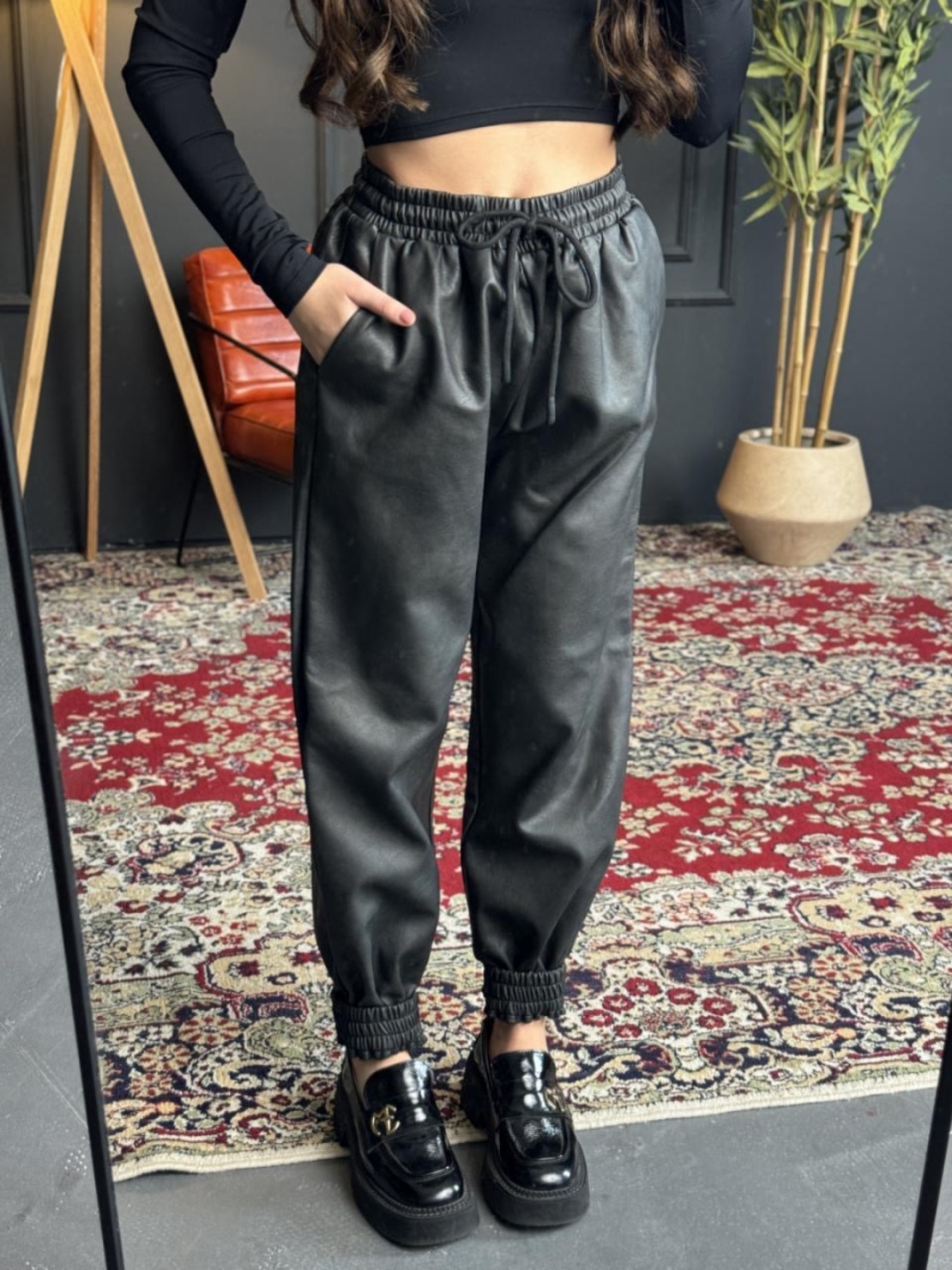 Кожен панталон тип джогър-черен